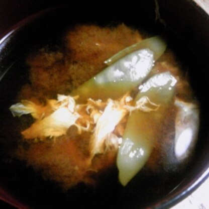 初めて、絹さやのお味噌汁を作りました。
早めに作っておいて、食べる時に温めたので、火が通り過ぎたのかだいぶ柔らかくなってしまいました。
でも、美味しかったです！